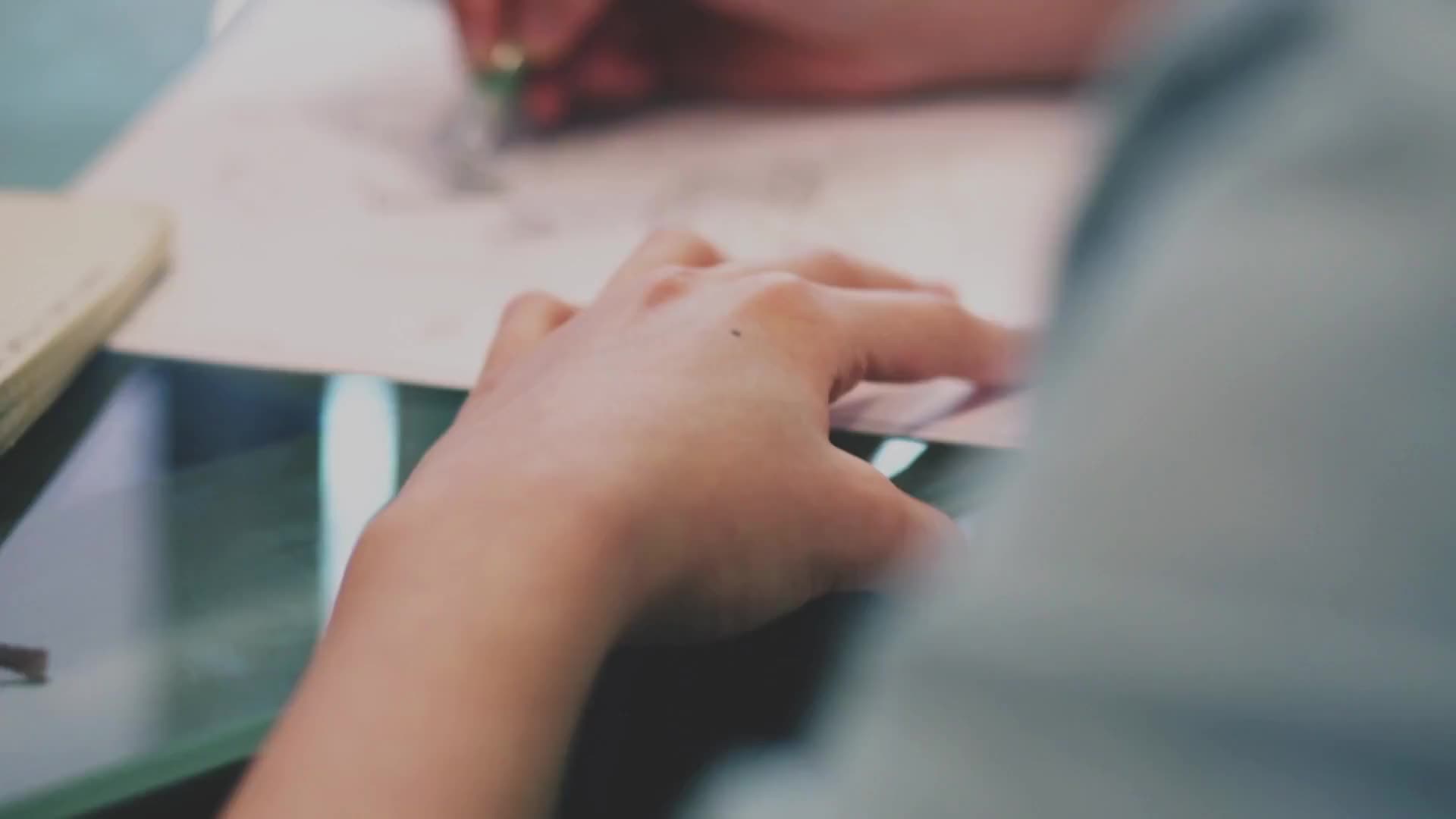 Vídeo ao fundo mostrando momentos do desenvolvimento de interface