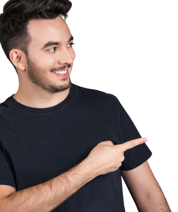 Leandro Rezende olhando para o lado e sorrindo